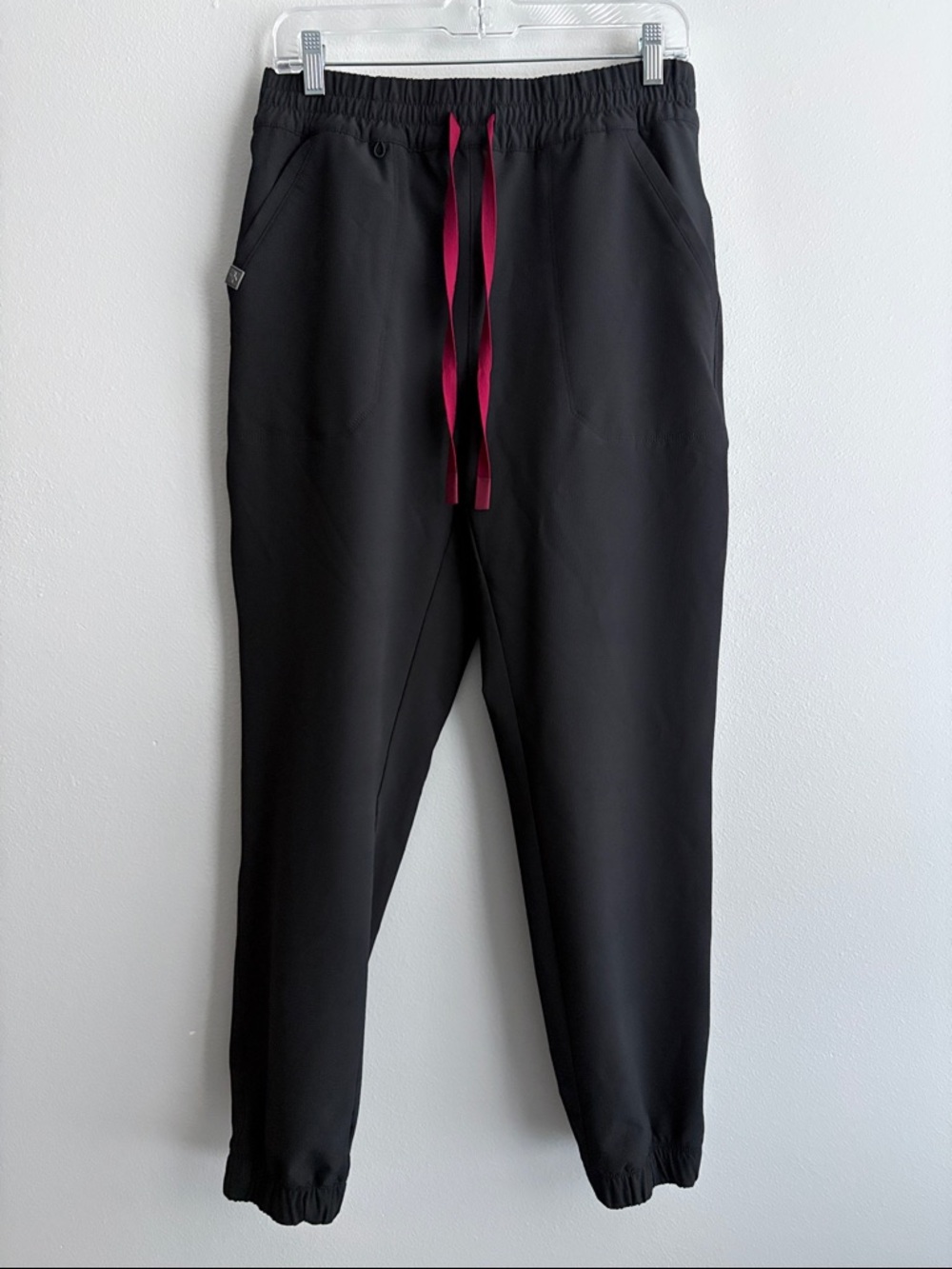 FIGS Scrub Pants 4-Pocket Jogger-Style - Women’s M in Dark Harbor w/ Burgundy